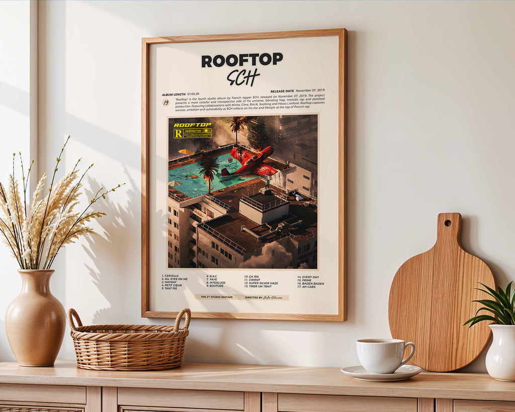 Poster minimaliste encadré de l'album Rooftop accroché au mur dans un salon lumineux et bien visible, design premium.