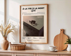 Poster minimaliste encadré de l'album À la vie à la mort accroché au mur dans un salon lumineux et bien visible, design premium.