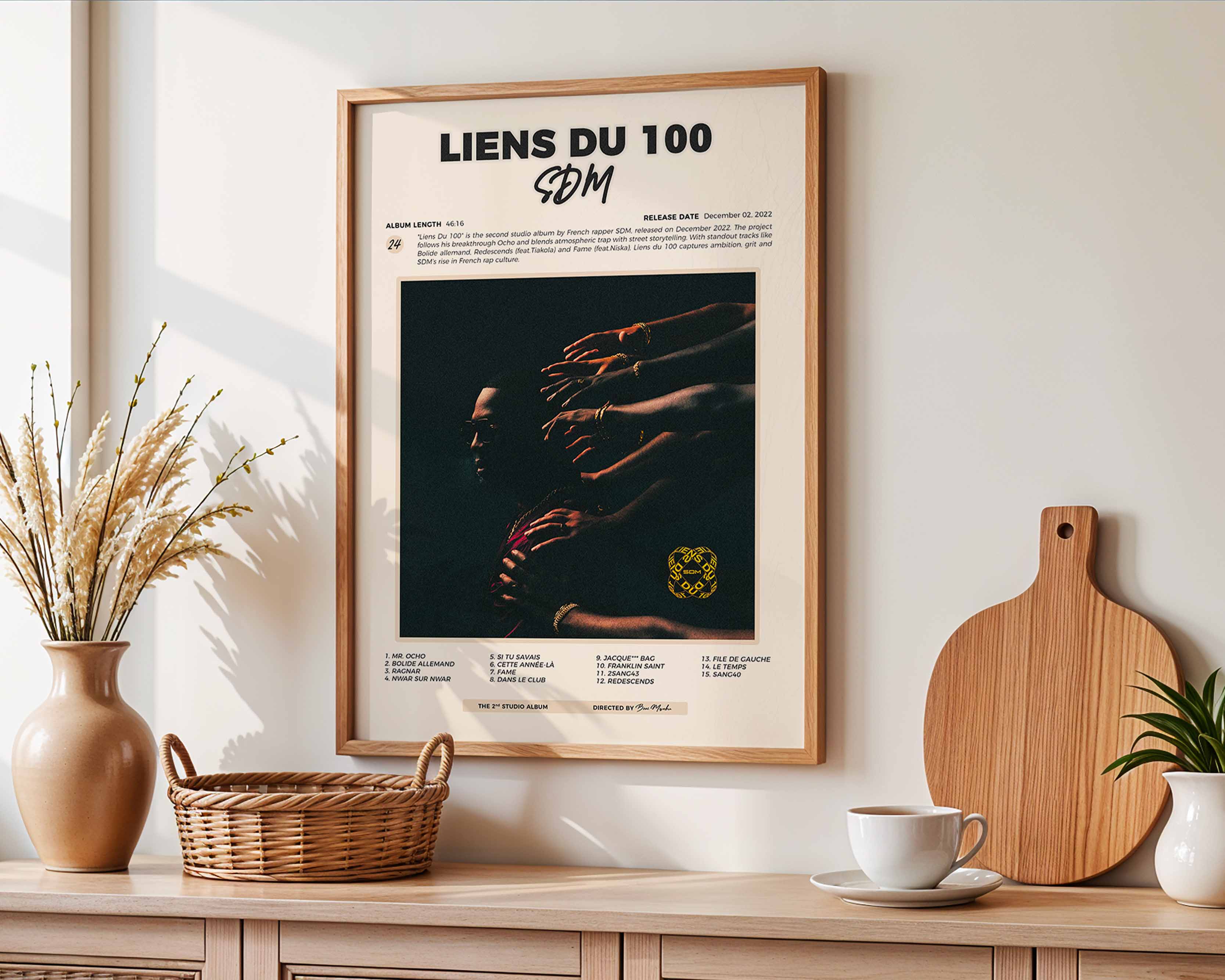 Poster minimaliste encadré de l'album Liens du 100 accroché au mur dans un salon lumineux et bien visible, design premium.
