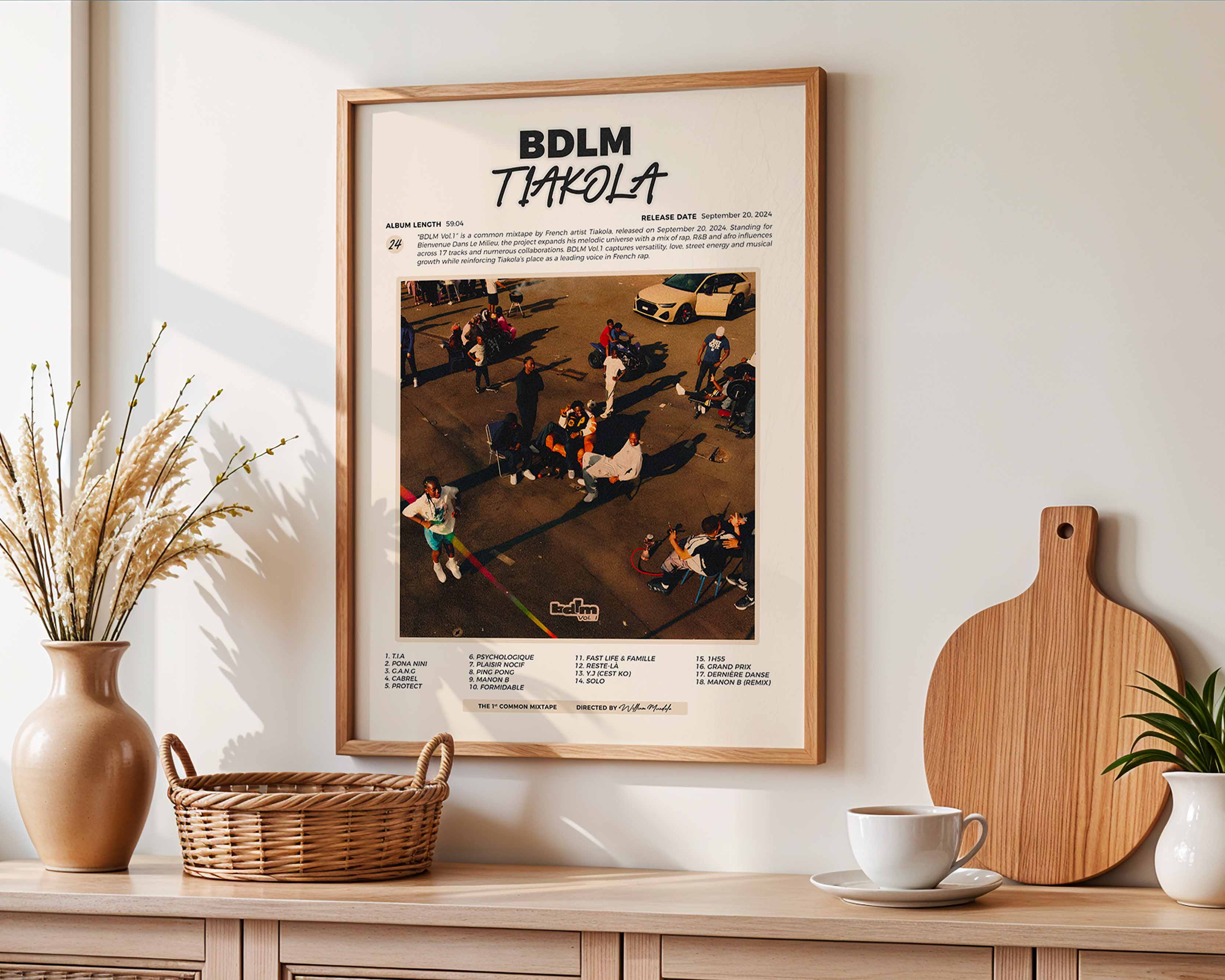 Poster minimaliste encadré de la mixtape BDLM Vol. 1 accroché au mur dans un salon lumineux et bien visible, design premium.