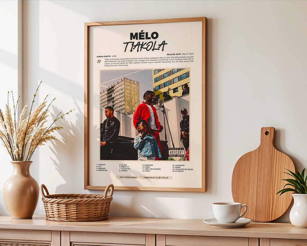 Poster minimaliste encadré de l'album Mélo accroché au mur dans un salon lumineux et bien visible, design premium.