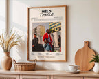 Poster minimaliste encadré de l'album Mélo accroché au mur dans un salon lumineux et bien visible, design premium.