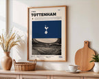 Poster minimaliste de Tottenham accroché au mur dans un salon, hommage architectural au Tottenham Hotspur Stadium.