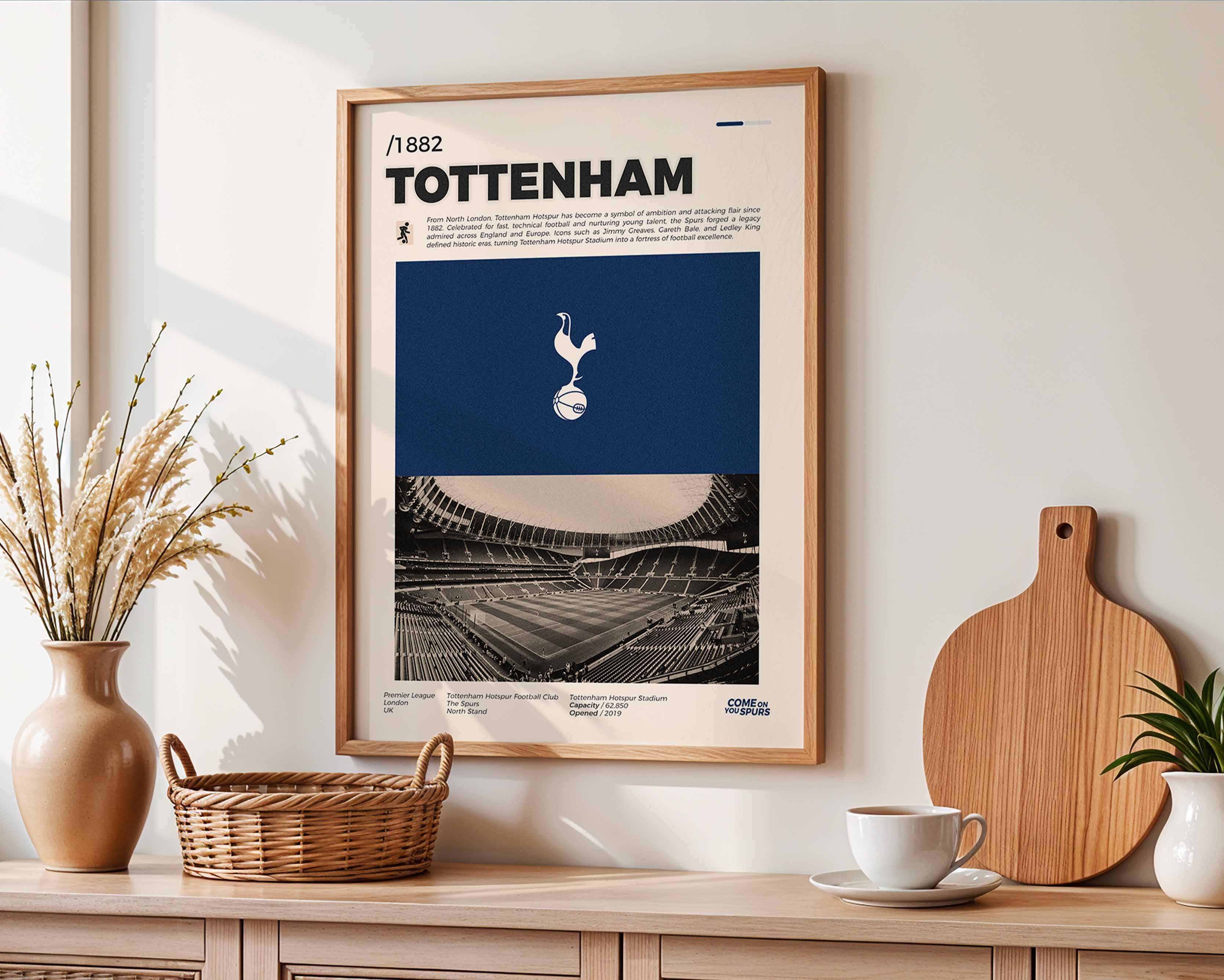Poster minimaliste de Tottenham accroché au mur dans un salon, hommage architectural au Tottenham Hotspur Stadium.