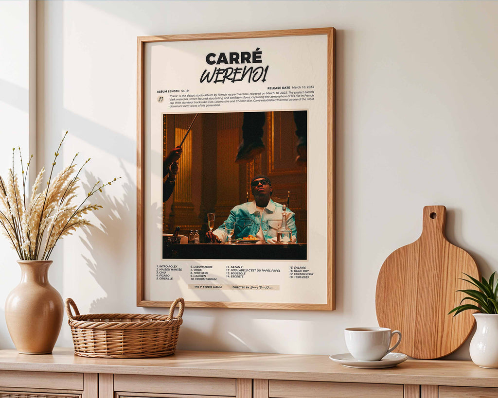Poster minimaliste encadré de l'album Carré accroché au mur dans un salon lumineux et bien visible, design premium.