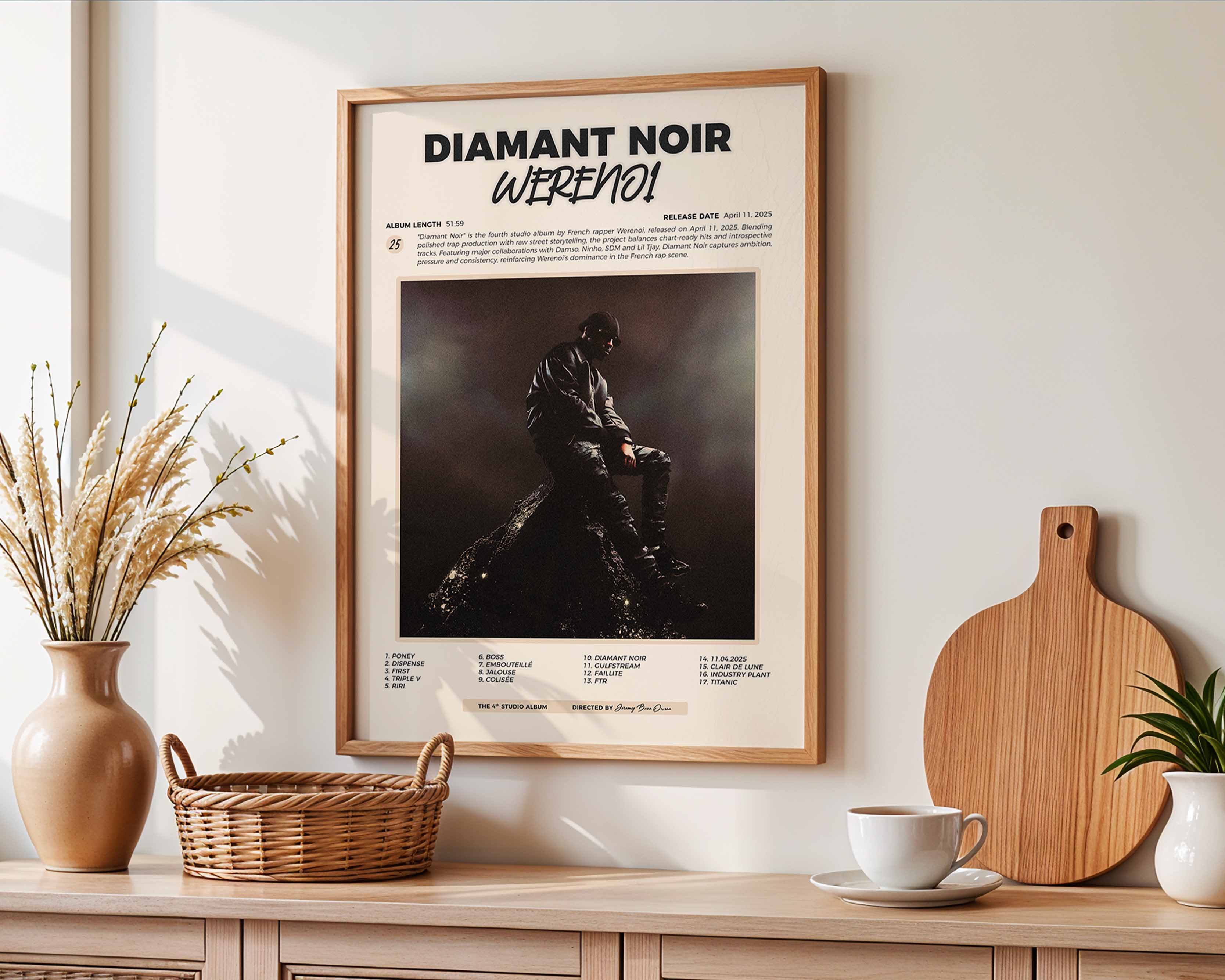 Poster minimaliste encadré de l'album Diamant Noir accroché au mur dans un salon lumineux et bien visible, design premium.