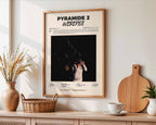 Poster minimaliste encadré de l'album Pyramide 2 accroché au mur dans un salon lumineux et bien visible, design premium.