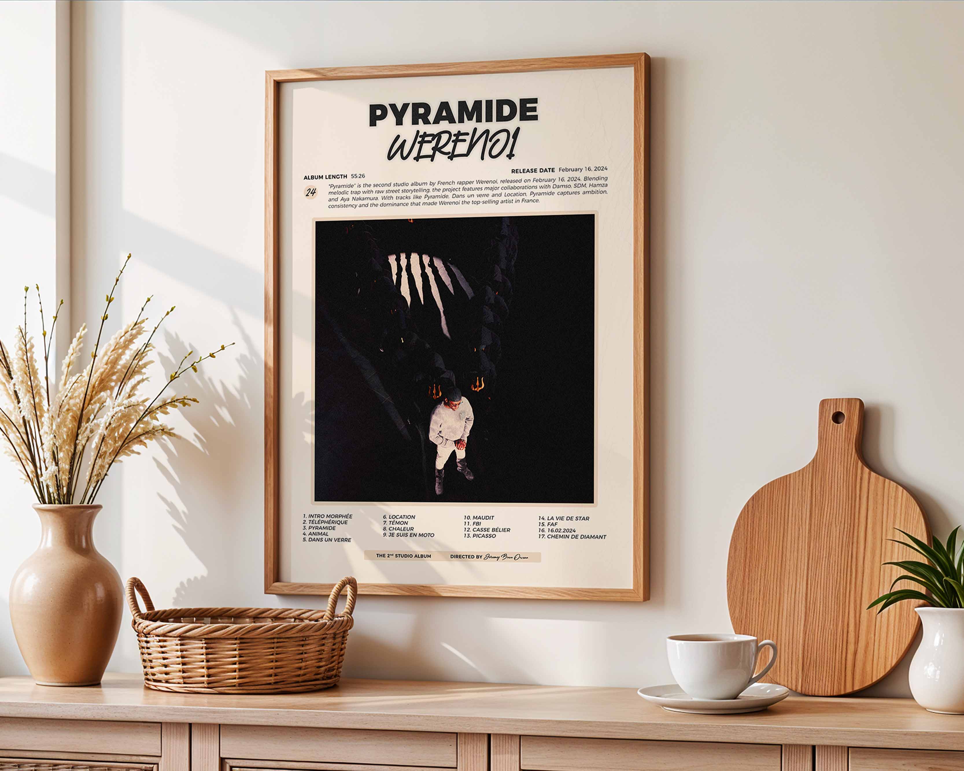 Poster minimaliste encadré de l'album Pyramide accroché au mur dans un salon lumineux et bien visible, design premium.