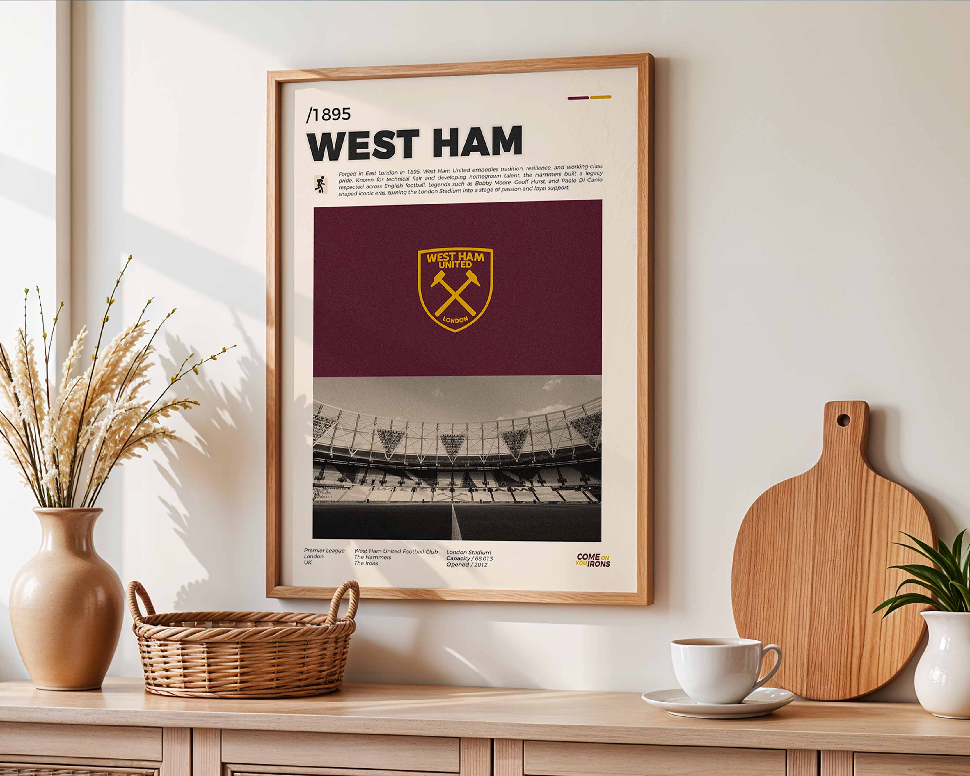 Poster minimaliste de West Ham accroché au mur dans un salon, hommage architectural au London Stadium.