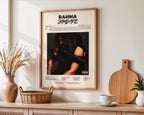 Poster minimaliste encadré de l'album Rahma accroché au mur dans un salon lumineux et bien visible, design premium.