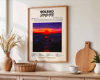 Poster minimaliste encadré de l'album SOLSAD accroché au mur dans un salon lumineux et bien visible, design premium.