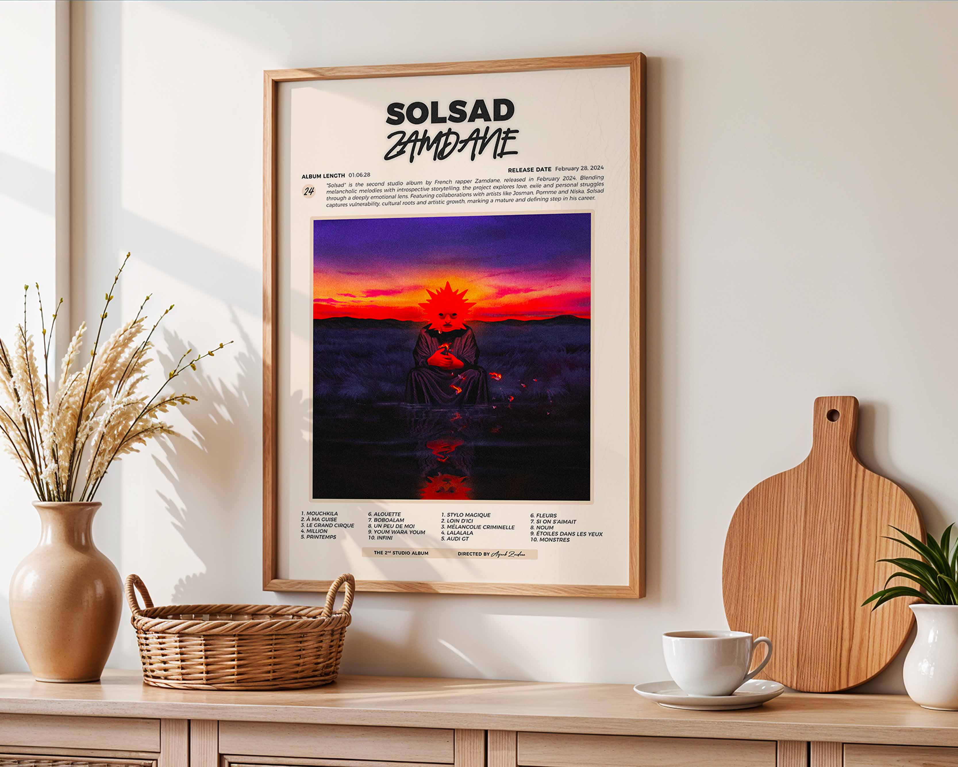 Poster minimaliste encadré de l'album SOLSAD accroché au mur dans un salon lumineux et bien visible, design premium.
