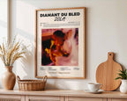 Poster minimaliste encadré de l'album Diamant du Bled accroché au mur dans un salon lumineux et bien visible, design premium.