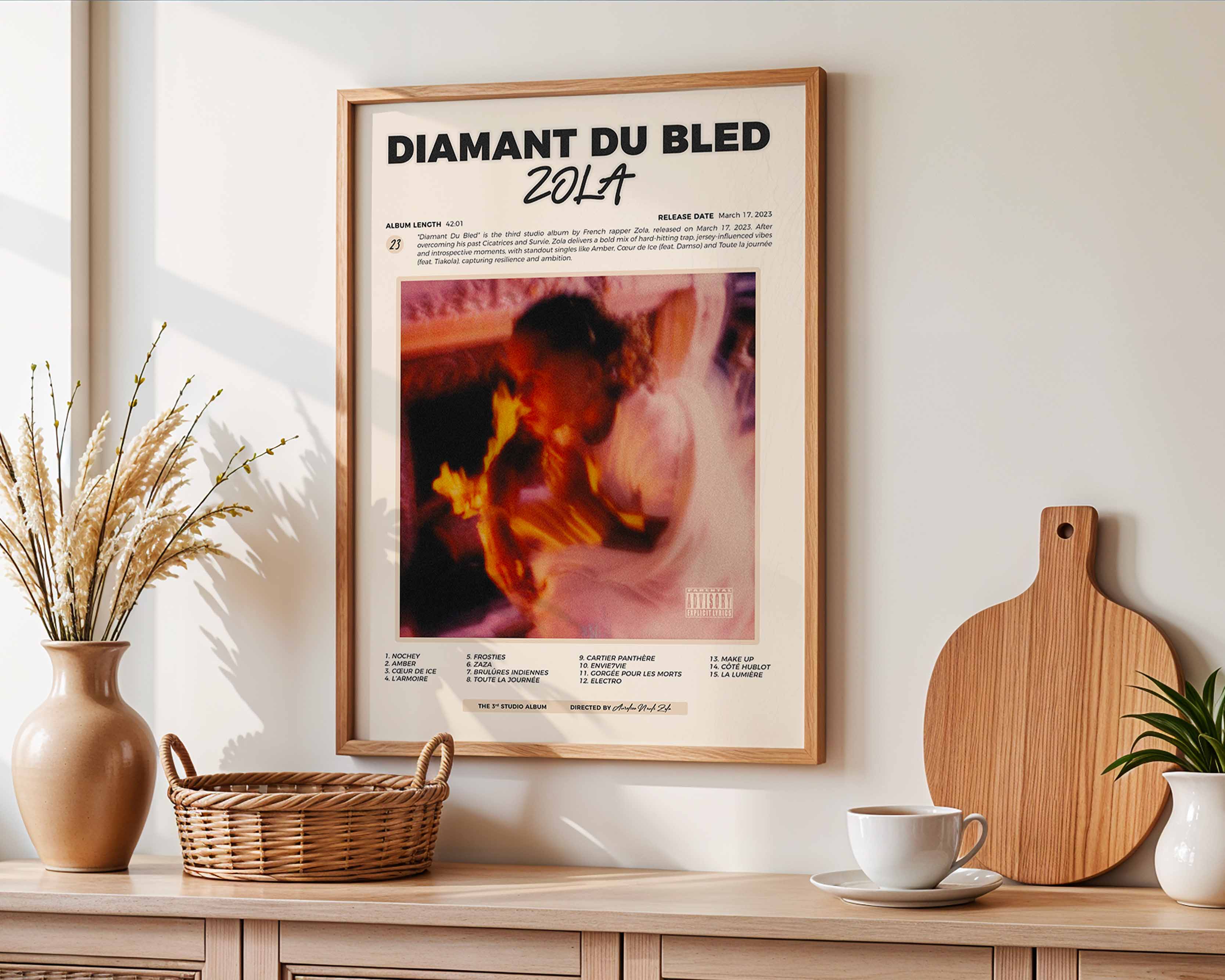 Poster minimaliste encadré de l'album Diamant du Bled accroché au mur dans un salon lumineux et bien visible, design premium.
