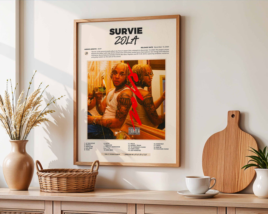 Poster minimaliste encadré de l'album Survie accroché au mur dans un salon lumineux et bien visible, design premium.
