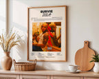 Poster minimaliste encadré de l'album Survie accroché au mur dans un salon lumineux et bien visible, design premium.