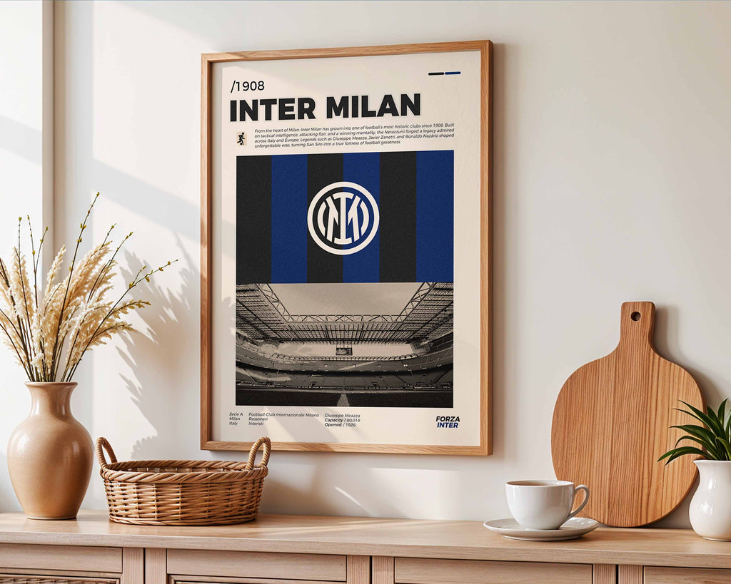 Poster minimaliste encadré de l'Inter Milan posé sur un lit dans une chambre, idée cadeau fan des Nerazzurri.
