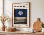 Poster minimaliste encadré de l'Inter Milan posé sur un lit dans une chambre, idée cadeau fan des Nerazzurri.