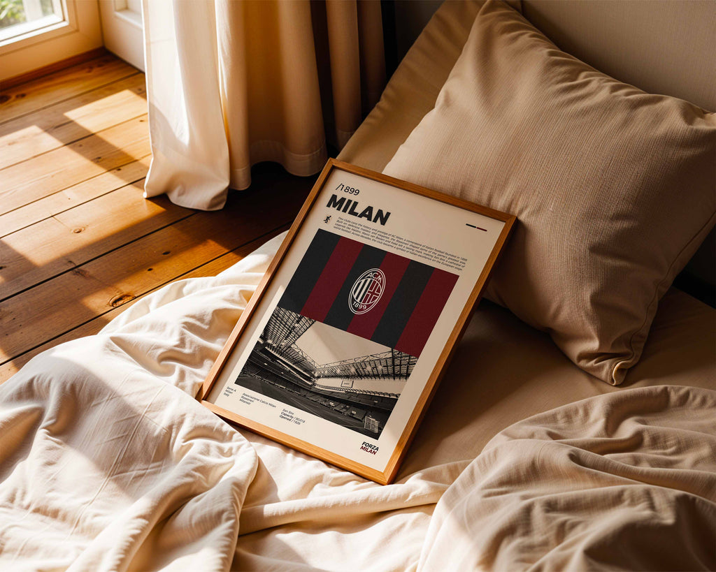 Poster minimaliste encadré de l'AC Milan posé sur un lit dans une chambre, idée cadeau fan de football Milan.