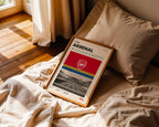 Poster minimaliste encadré d'Arsenal posé sur un lit dans une chambre, idée cadeau fan de football Gunners.