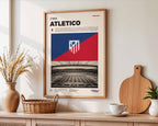 Poster minimaliste encadré de l'Atletico de Madrid posé sur un lit dans une chambre, idée cadeau fan d'Atleti.