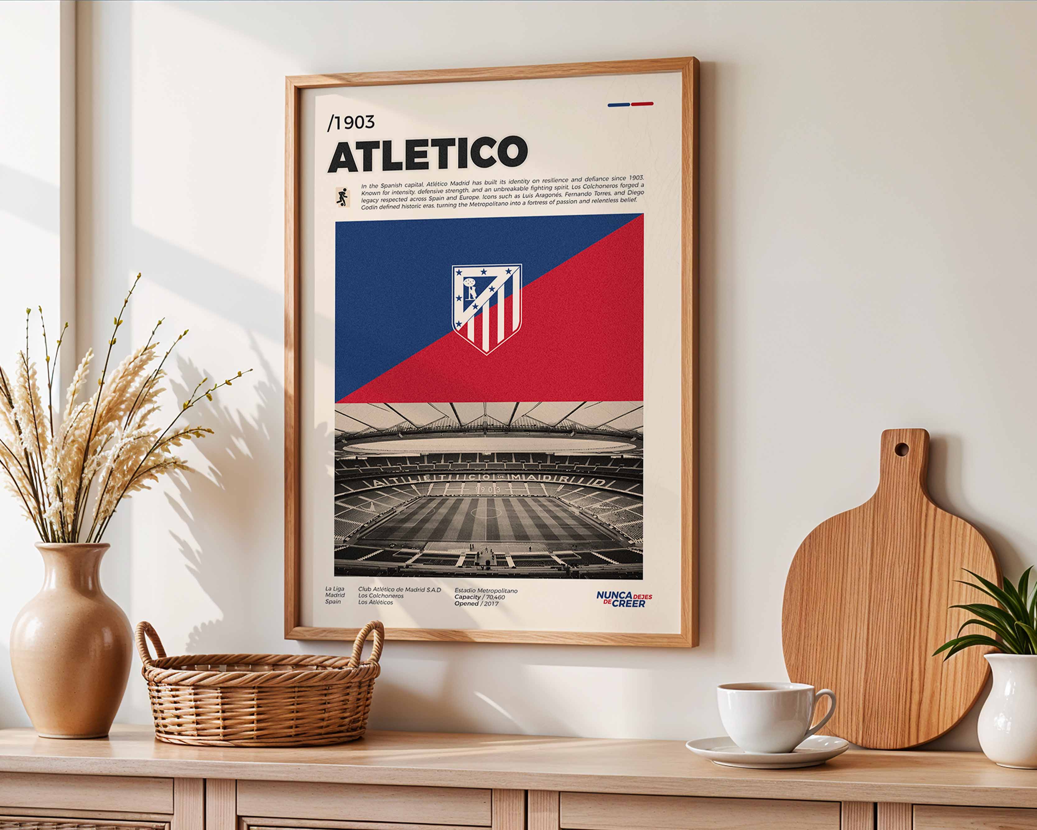 Poster minimaliste encadré de l'Atletico de Madrid posé sur un lit dans une chambre, idée cadeau fan d'Atleti.