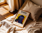Poster minimaliste encadré de Aya Nakamura Nakamura posé sur un lit dans une chambre, idée cadeau fan de musique.
