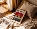 Poster minimaliste du Bayer Leverkusen posé sur un lit dans une chambre, idée cadeau fan de la BayArena.
