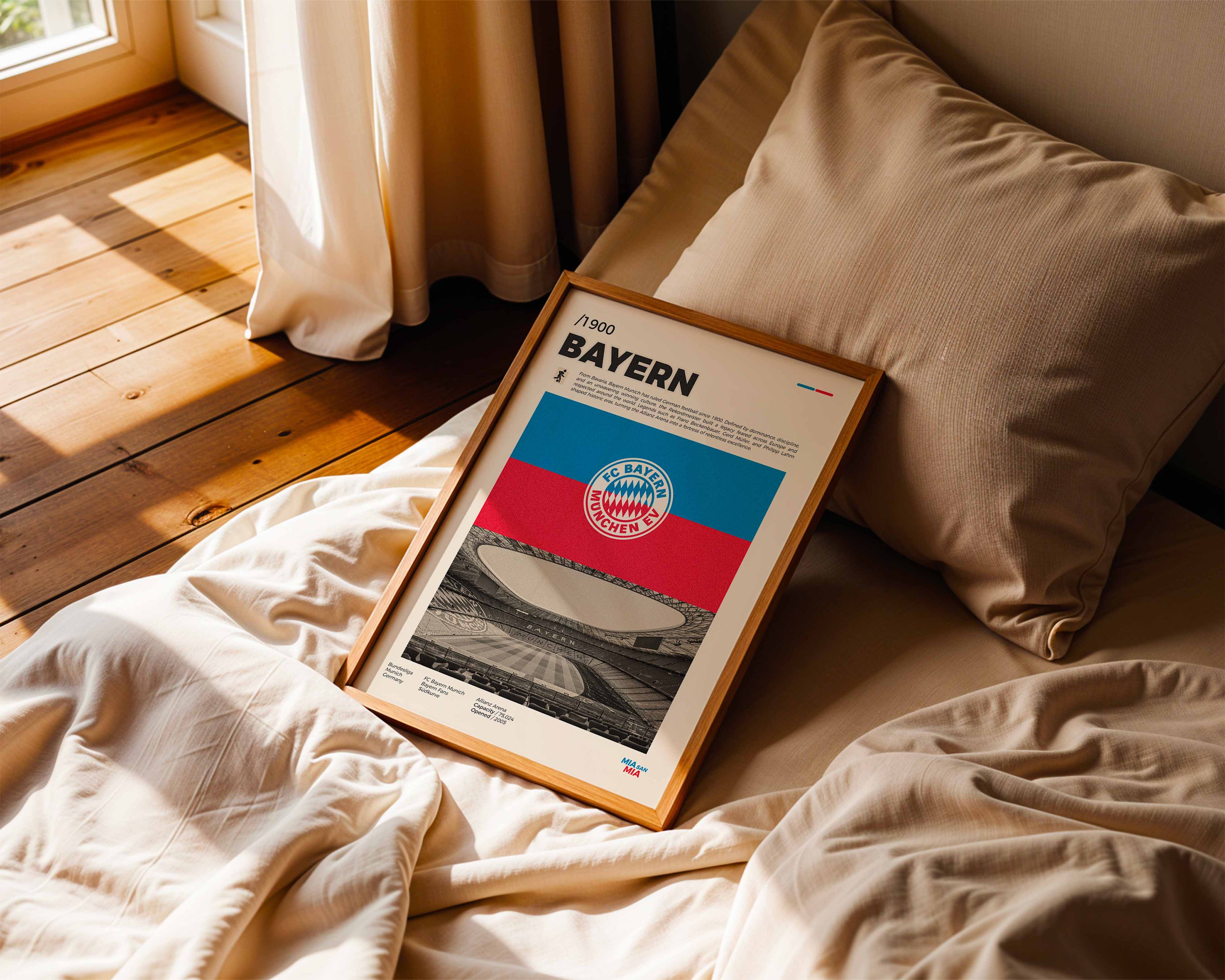 Poster minimaliste encadré du Bayern Munich posé sur un lit dans une chambre, idée cadeau fan de football Munich.