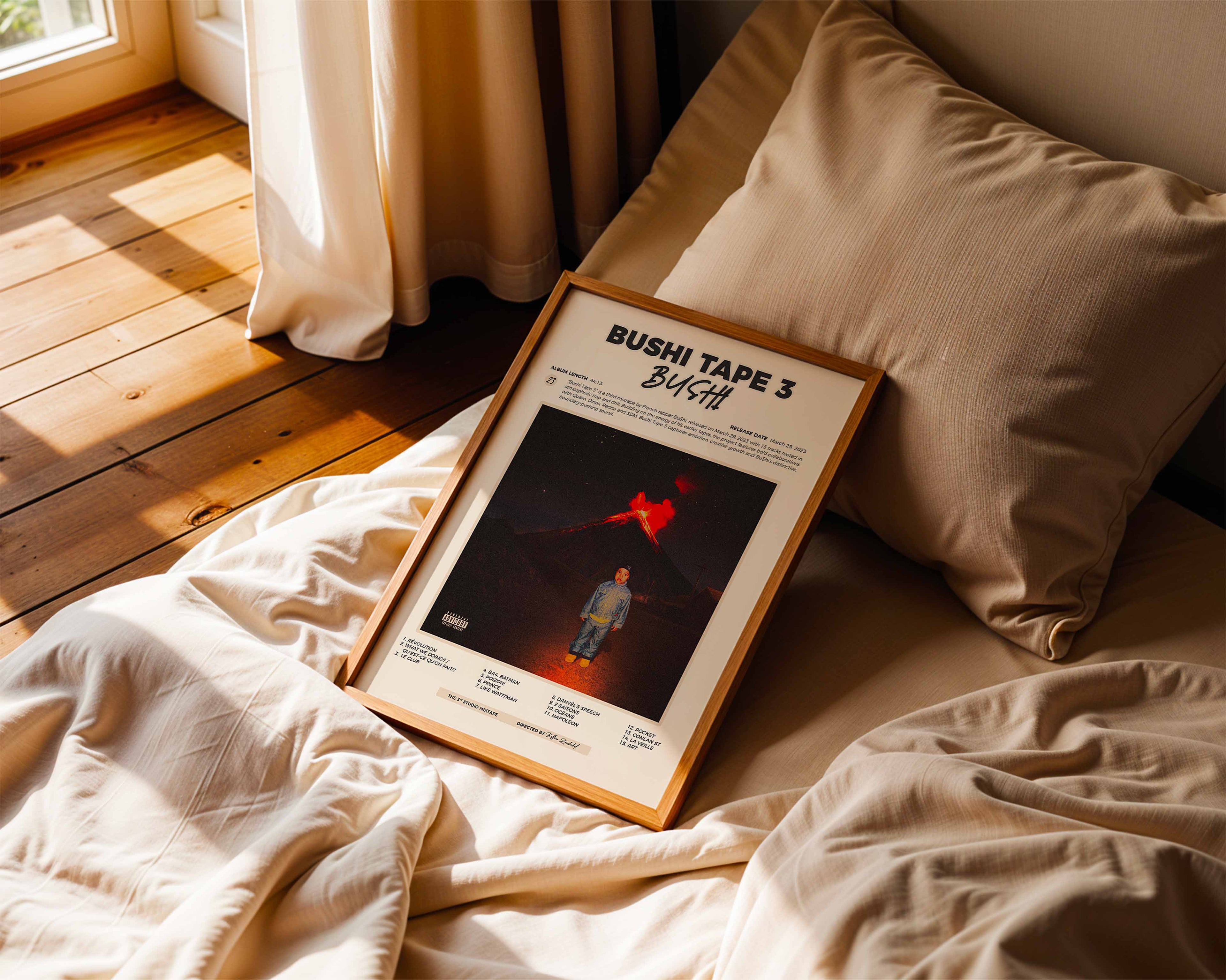 Poster minimaliste encadré de Bushi Tape 3 posé sur un lit dans une chambre, idée cadeau fan de Saturn Citizen.