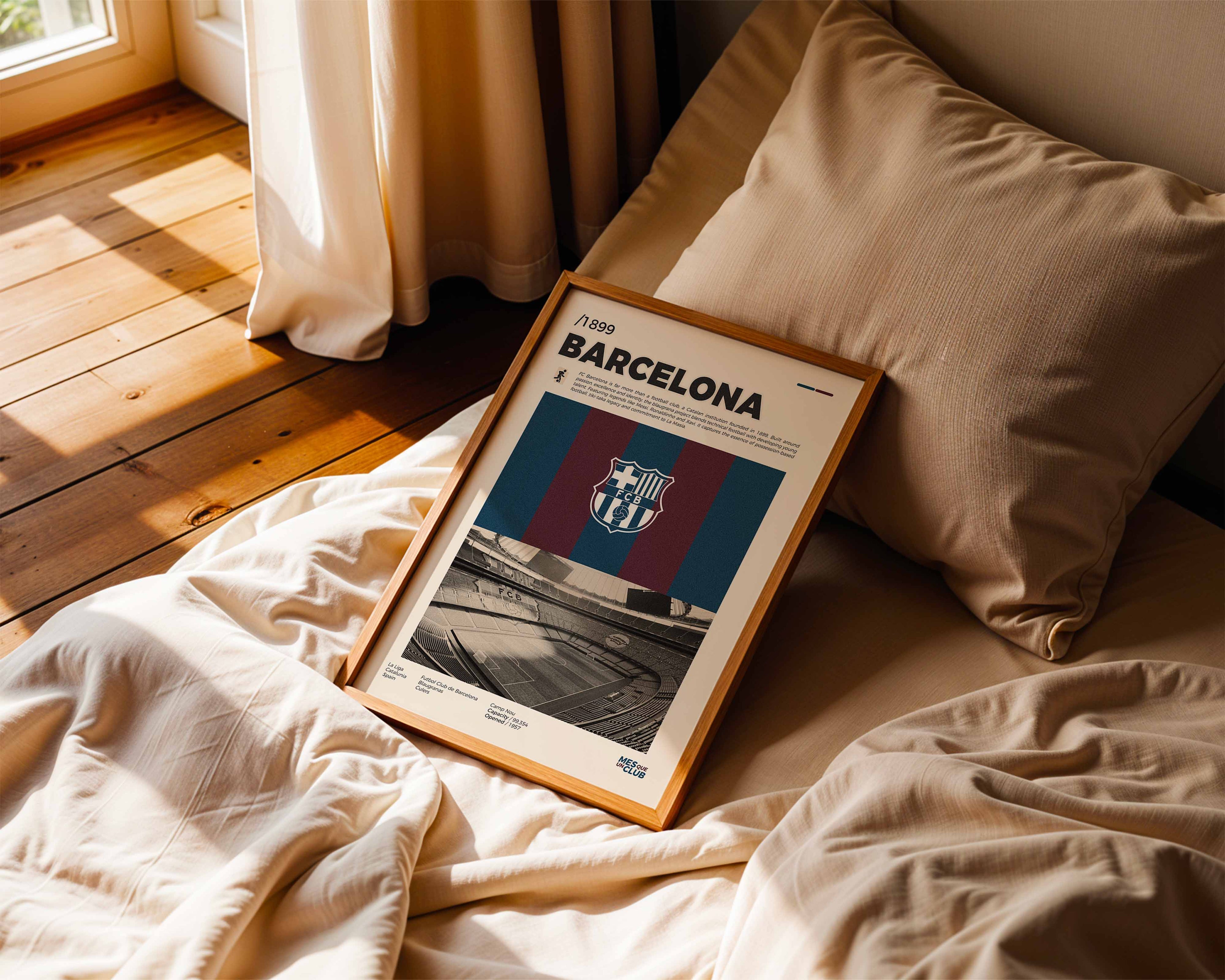 Poster minimaliste encadré du FC Barcelone posé sur un lit dans une chambre, idée cadeau fan de football Barcelone.