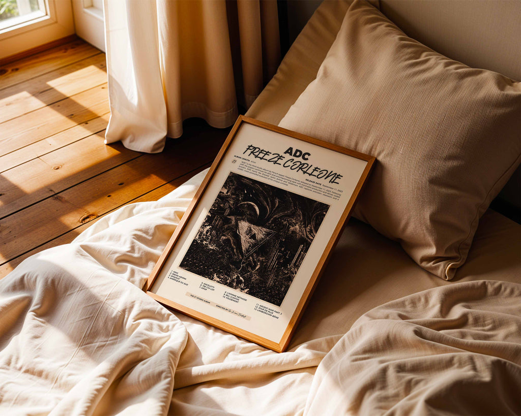 Poster minimaliste encadré de Freeze Corleone ADC posé sur un lit dans une chambre, idée cadeau fan du 667.