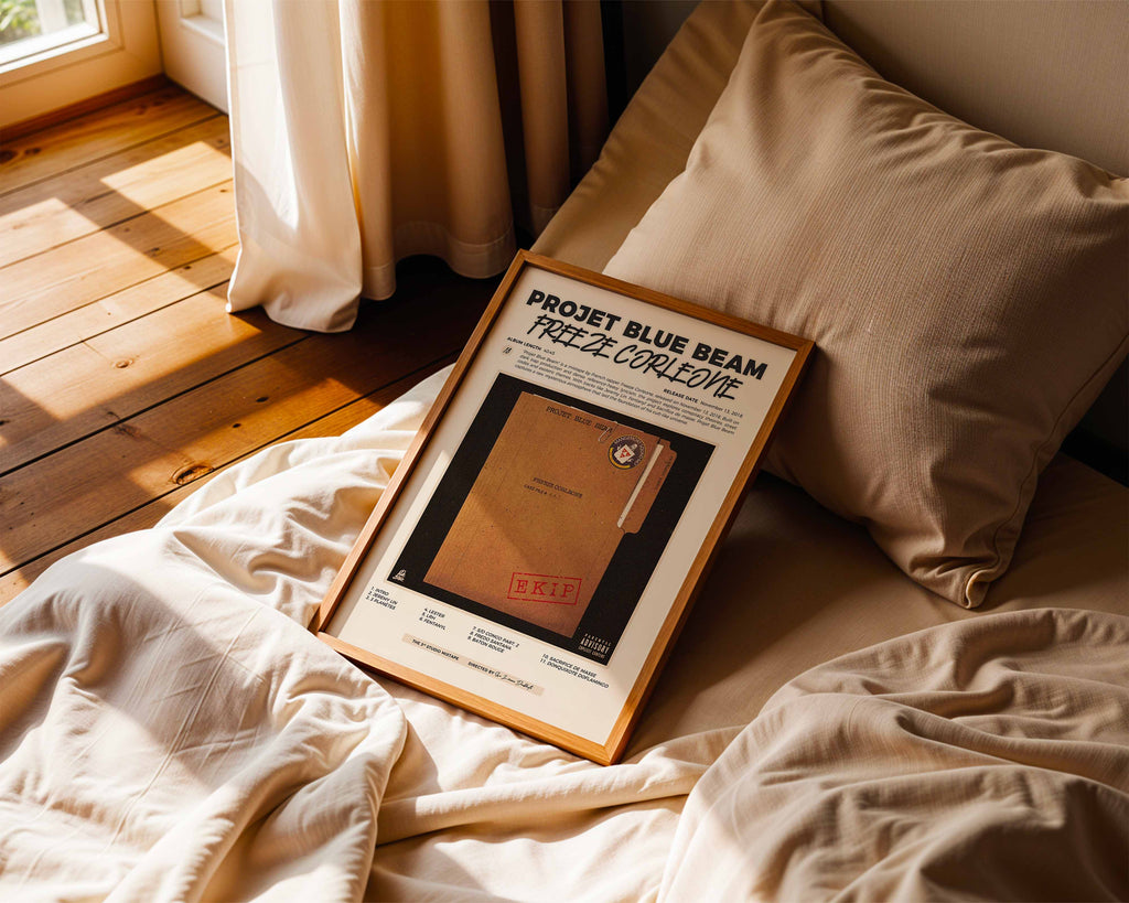 Poster minimaliste encadré de Freeze Corleone Projet Blue Beam posé sur un lit dans une chambre, idée cadeau fan du 667.