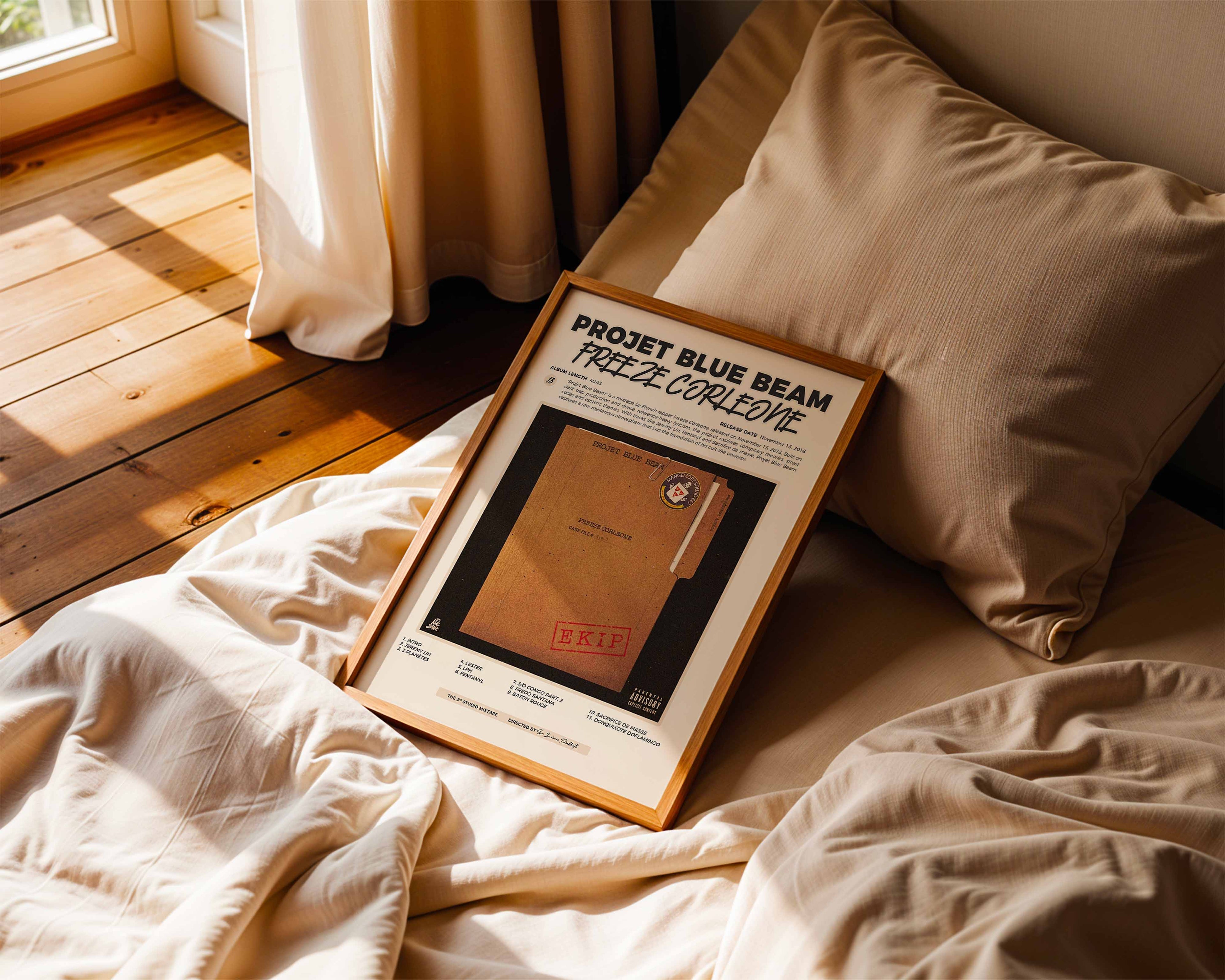 Poster minimaliste encadré de Freeze Corleone Projet Blue Beam posé sur un lit dans une chambre, idée cadeau fan du 667.