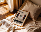 Poster minimaliste encadré de Fulham posé sur un lit dans une chambre, idée cadeau fan des Cottagers.