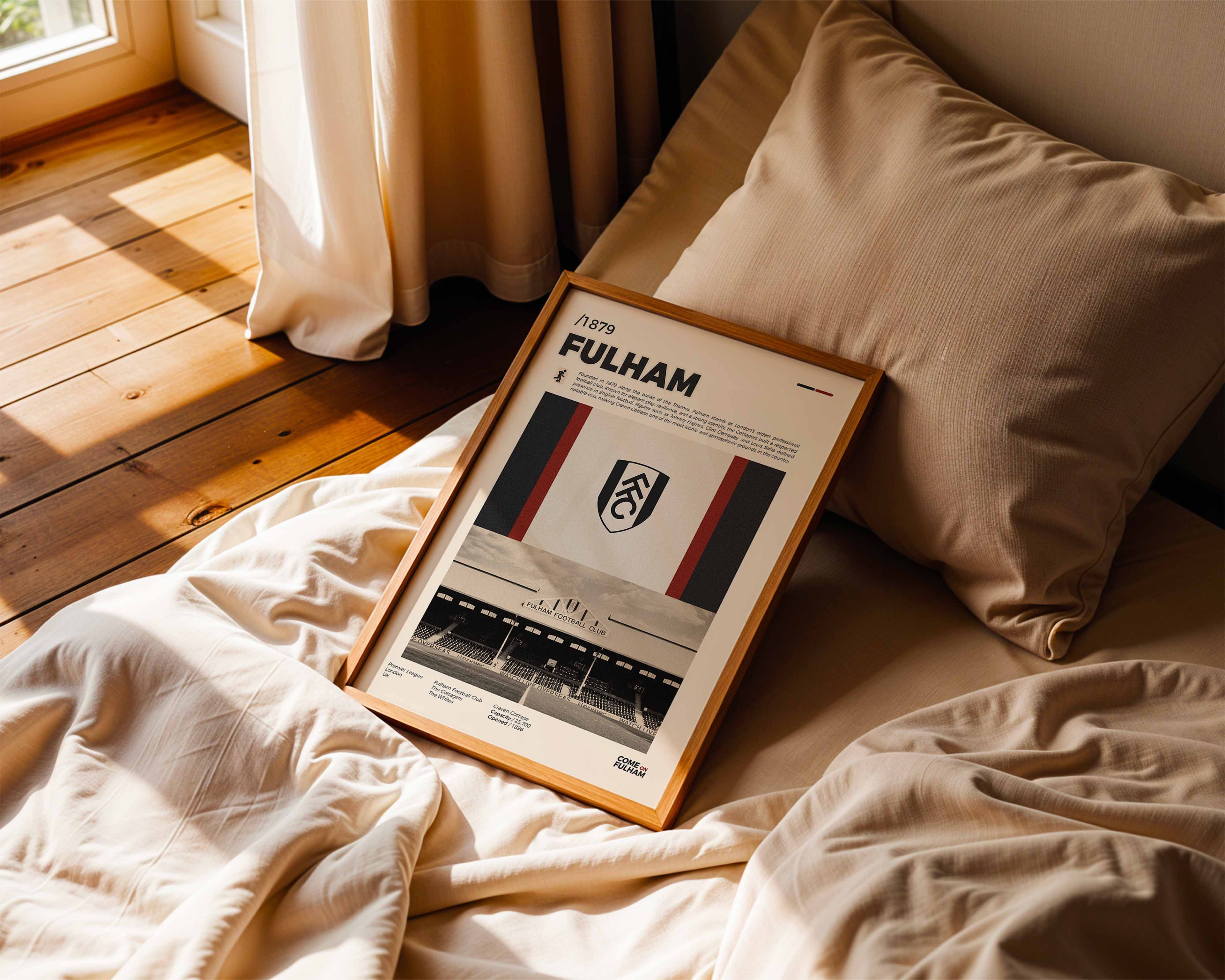 Poster minimaliste encadré de Fulham posé sur un lit dans une chambre, idée cadeau fan des Cottagers.