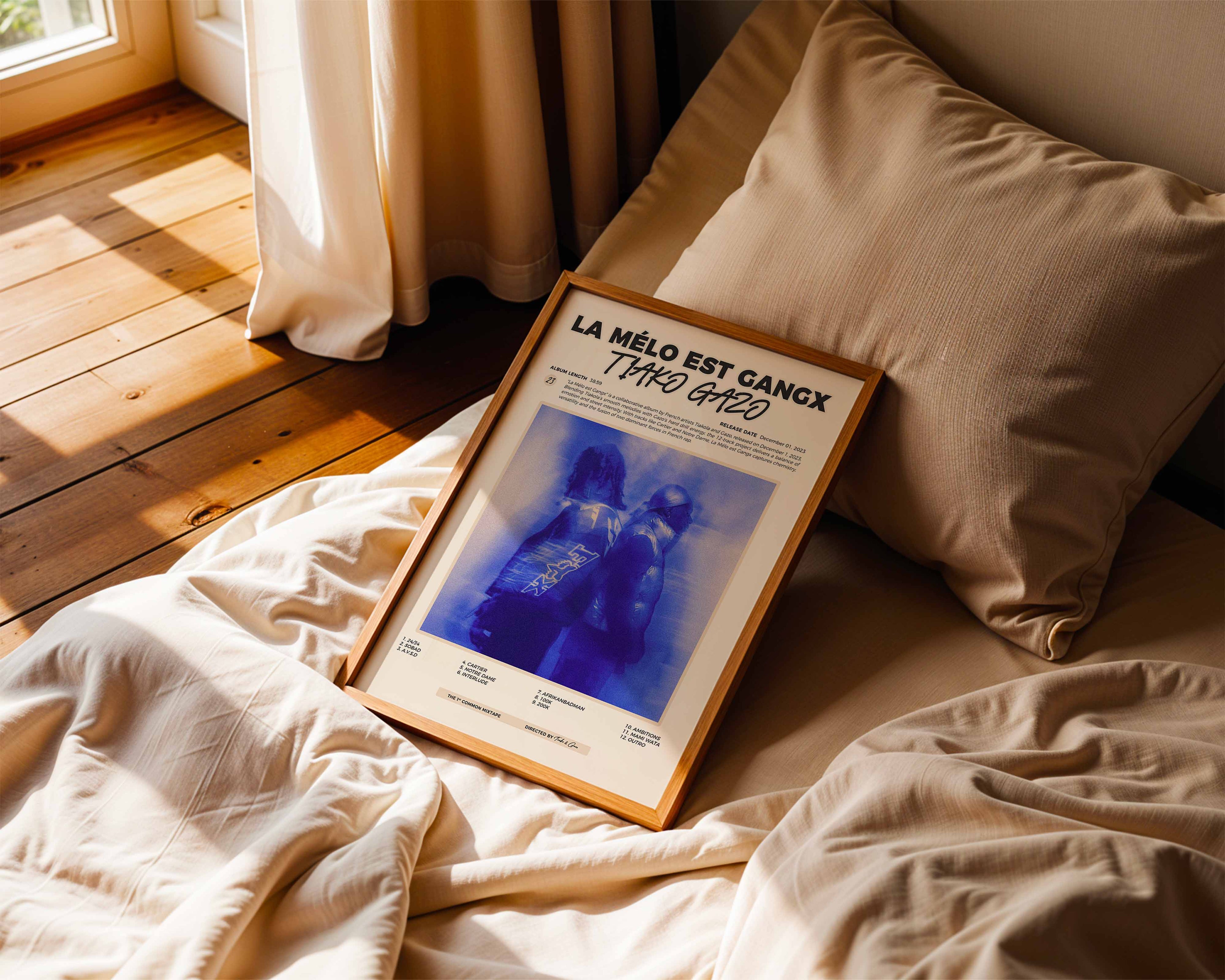 Poster minimaliste encadré de Gazo et Tiakola La Melo est Gangx posé sur un lit dans une chambre, idée cadeau fan de rap.