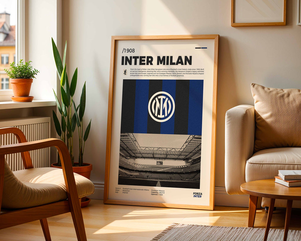 Poster minimaliste encadré de l'Inter Milan posé sur un lit dans une chambre, idée cadeau fan des Nerazzurri.