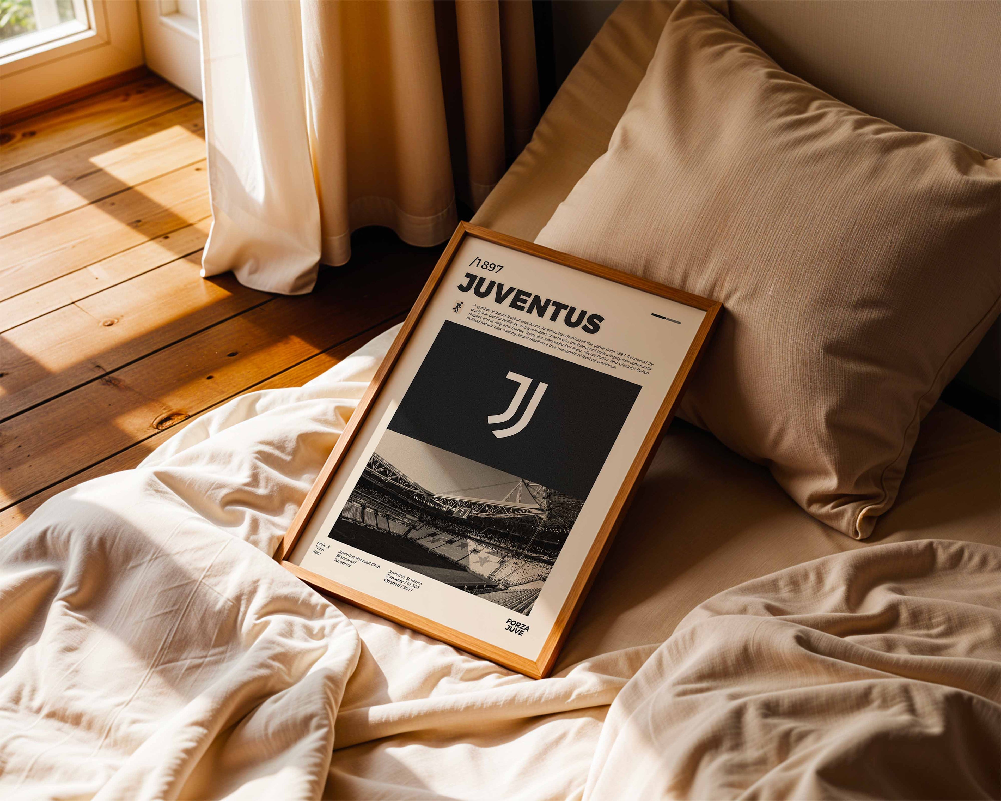 Poster minimaliste encadré de la Juventus posé sur un lit dans une chambre, idée cadeau fan de football Italie.