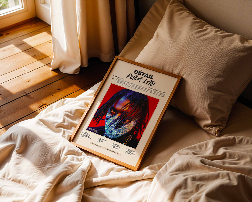 Poster minimaliste encadré de Koba LaD Detail posé sur un lit dans une chambre, idée cadeau fan de rap francais.