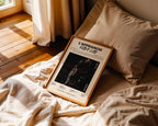 Poster minimaliste encadré de Koba LaD L'Affranchi posé sur un lit dans une chambre, idée cadeau fan du Bat 7.