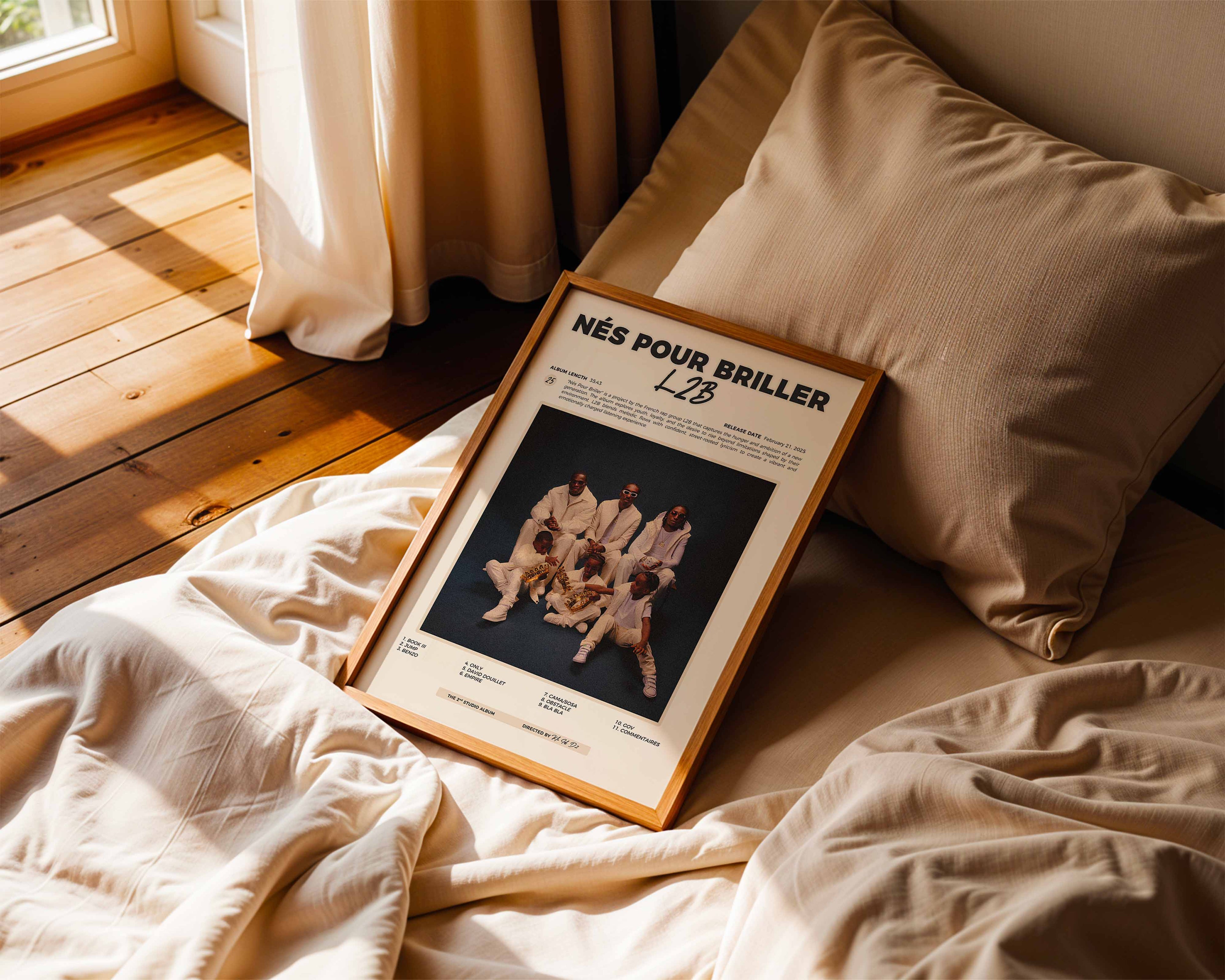 Poster minimaliste encadré de L2B Nes pour briller posé sur un lit dans une chambre, idée cadeau fan de rap francais.