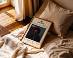 Poster minimaliste encadré de La Feve album 24 posé sur un lit dans une chambre, idée cadeau fan de rap.