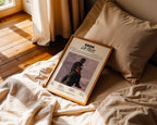 Poster minimaliste encadré de La Feve ERRR posé sur un lit dans une chambre, idée cadeau fan de rap francais.