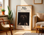 Poster minimaliste encadré de La Mano 1.9 R.A.T posé sur un lit dans une chambre, idée cadeau fan de rap français.