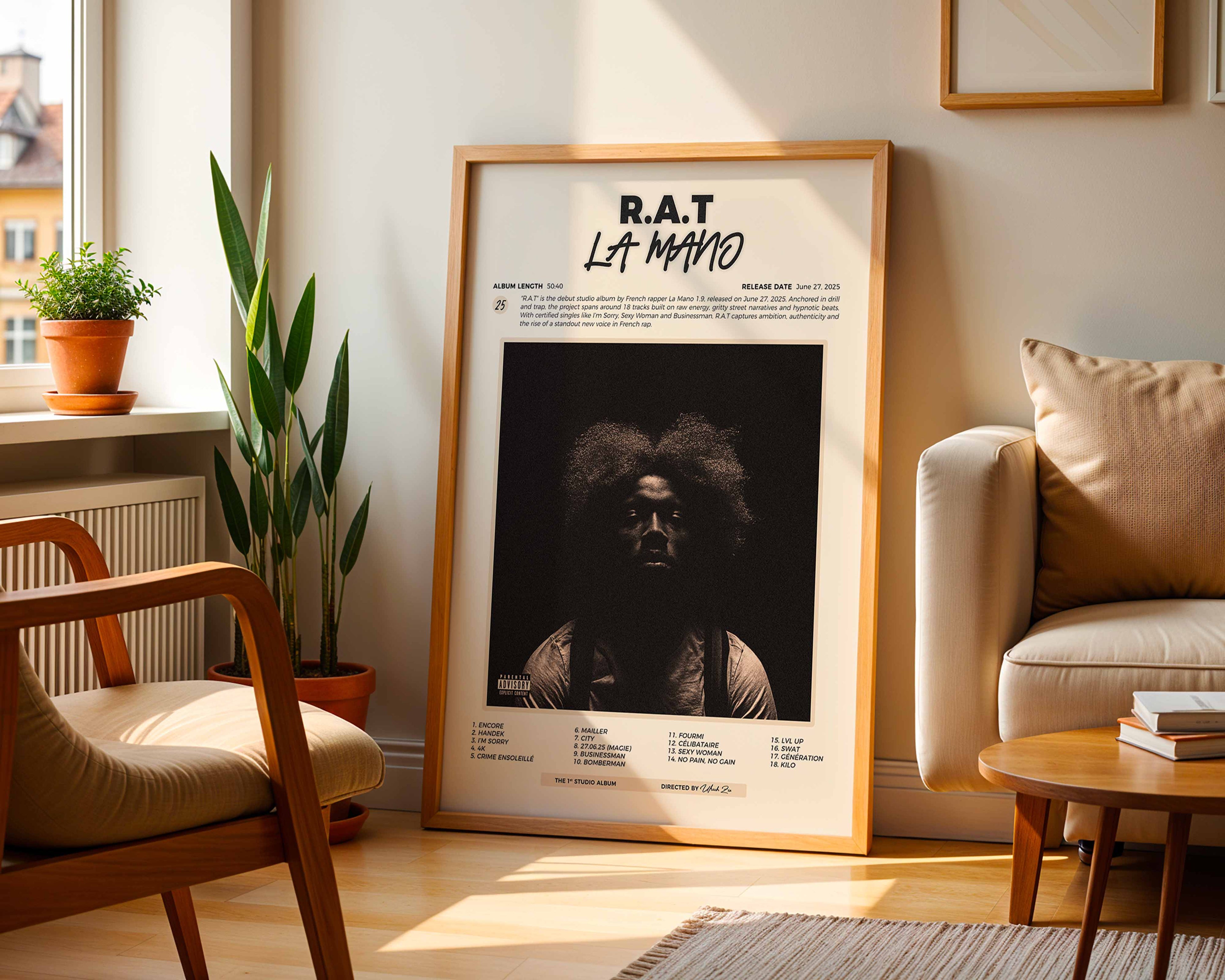 Poster minimaliste encadré de La Mano 1.9 R.A.T posé sur un lit dans une chambre, idée cadeau fan de rap français.