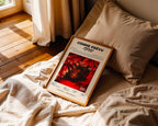 Poster minimaliste encadré de Ninho Comme Prevu posé sur un lit dans une chambre, idée cadeau fan de NI.