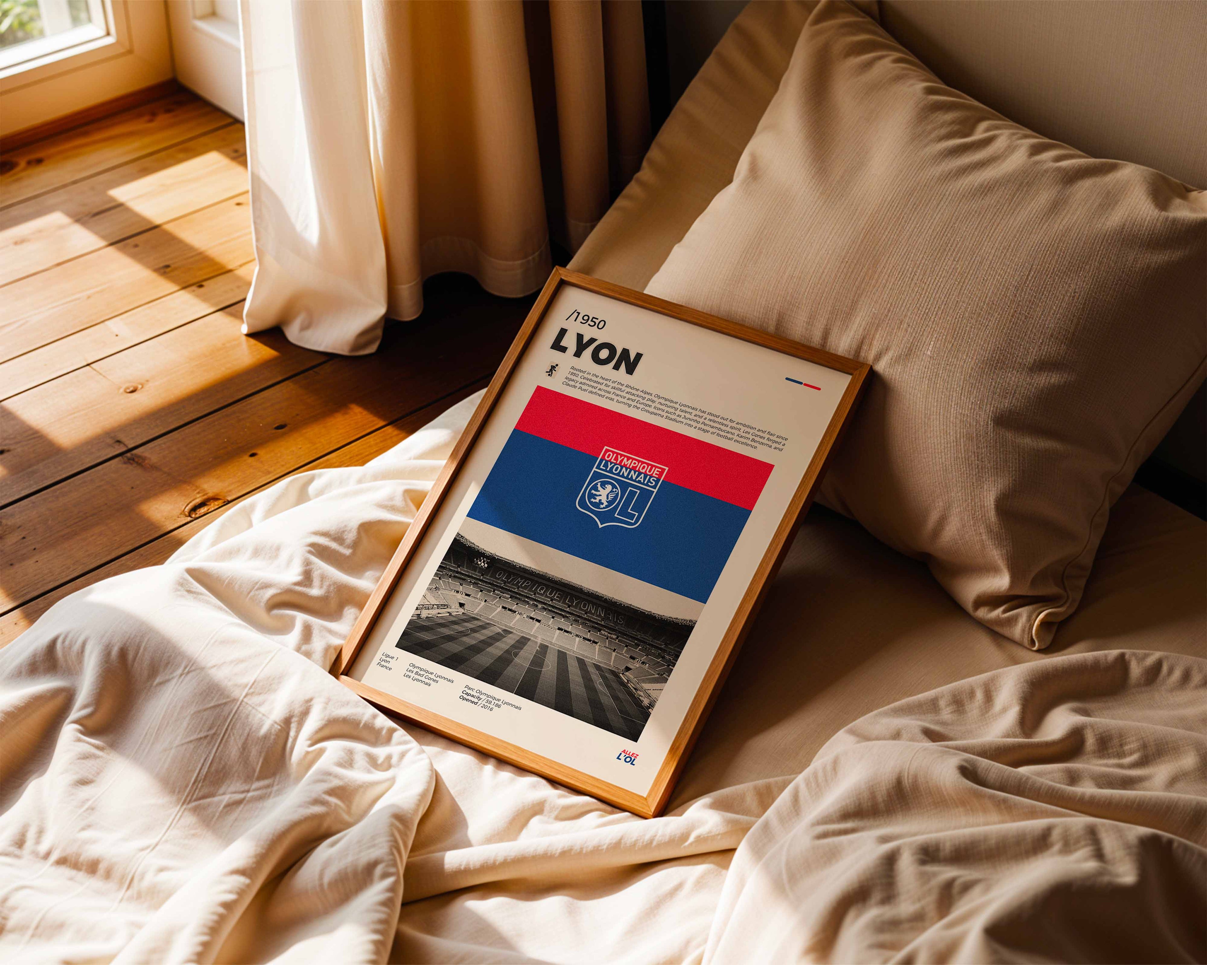 Poster minimaliste de l'OL posé sur un lit dans une chambre, idée cadeau fan du Groupama Stadium.