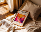 Poster minimaliste encadré de PNL Dans la légende posé sur un lit dans une chambre, idée cadeau fan de QLF.