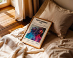 Poster minimaliste encadré de PNL Deux Frères posé sur un lit dans une chambre, idée cadeau fan de rap français.